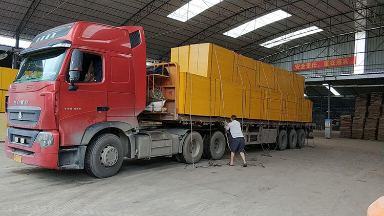 四川工地建筑模板又要發(fā)車?yán)膊鍒D1 建筑模板發(fā)往四川方向